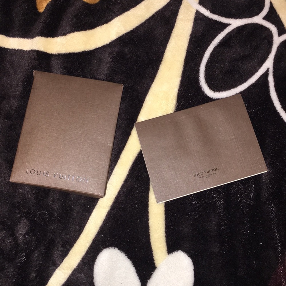 ✨ Louis Vuitton small box and card ✨